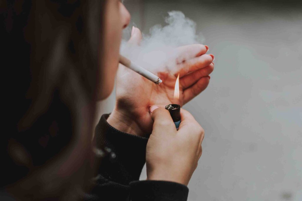 2-fumat-vs-vapat-care-sunt-diferentele-dintre-ele-femeie-care-fumeaza-2518