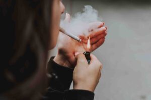 2-fumat-vs-vapat-care-sunt-diferentele-dintre-ele-femeie-care-fumeaza-2518