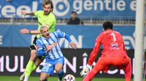 Cea-mai-controversata-faza-din-Universitatea-Craiova-Farul-Constanta.-Alex-Mitrita-a-cerut-penalty-dar-Istvan-Kovacs-nu-a-fluierat-nimic