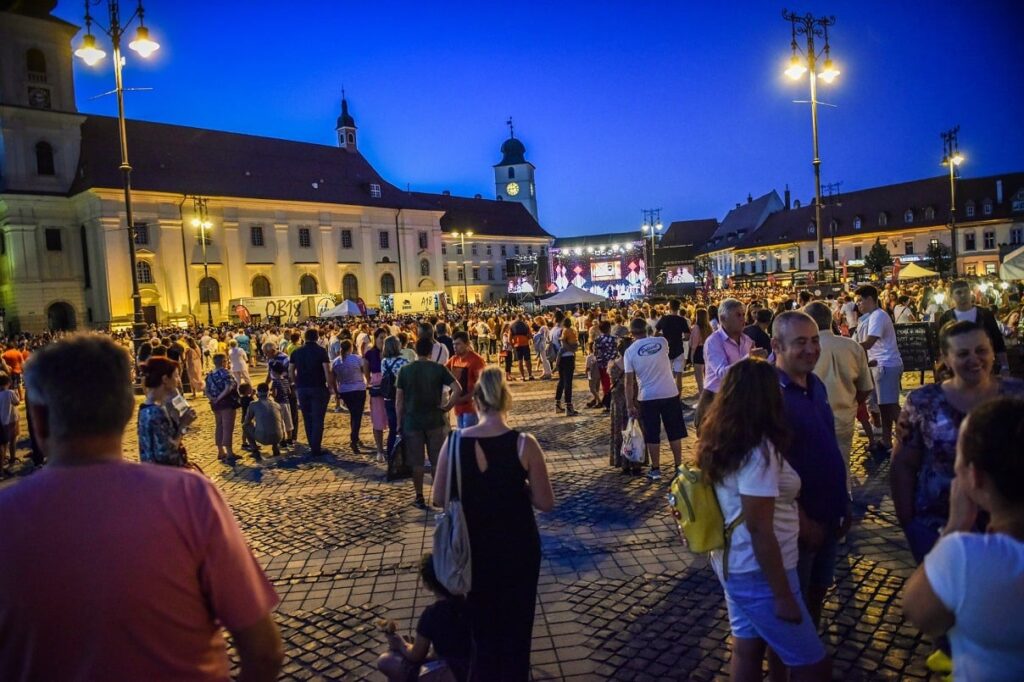sibiu-piata-mare-cantecele-muntilor-aglomeratie-festival-evenimente-lume-65-mjsv